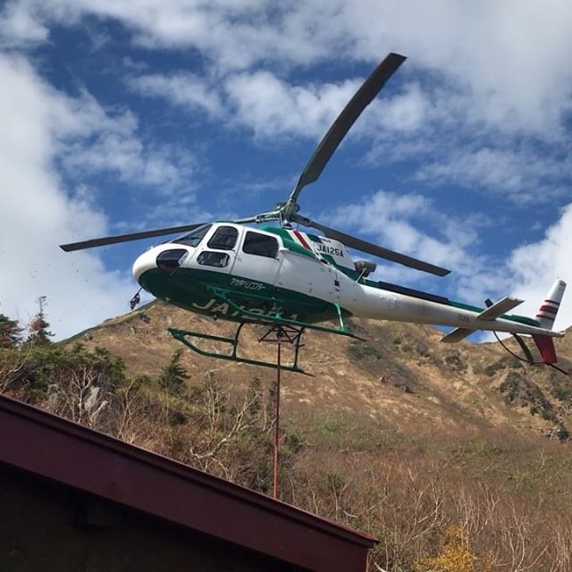 #鏡平山荘 #荷下げ #ヘリコプター #アカギヘリコプター