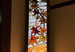 紅葉,ステンドグラス,移設
